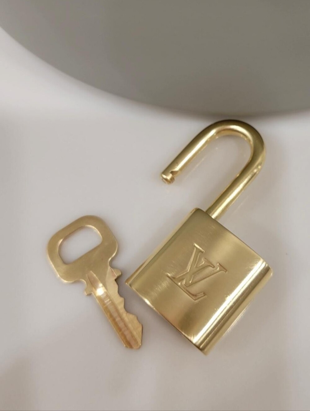 💯 Authentic Louis Vuitton Padlock and Key Gold Brass